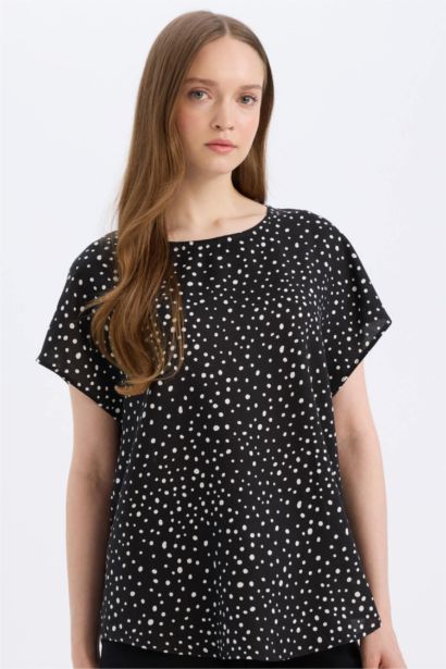 بلوزة نص كم قصة عادية برقبة مستديرة