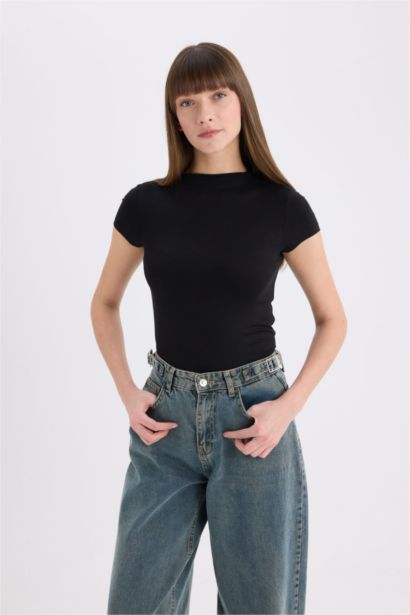 T-shirt slim basique à col montant et manches courtes