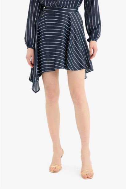 تنورة مخطط ستان غير متماثل بخصر عالي