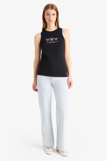 فانيلة قصة عادية بياقة مستديرة برسمة الفراشة