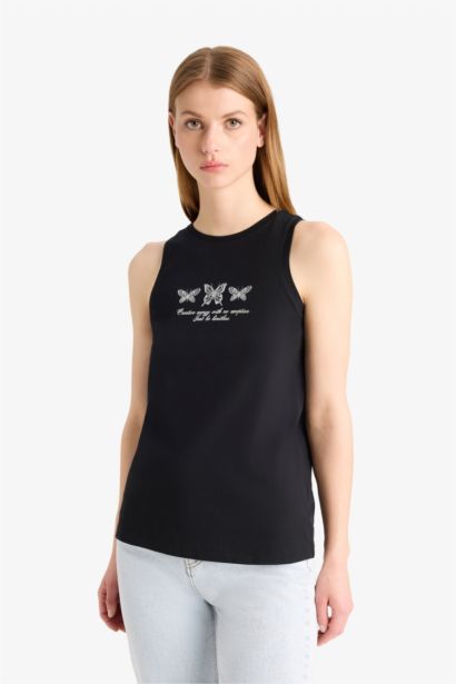 فانيلة قصة عادية بياقة مستديرة برسمة الفراشة