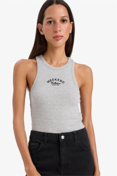 فانيلة مضلع سليم فيت بياقة هالتر بطبعة شعار