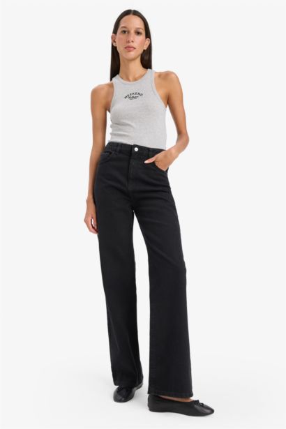 فانيلة مضلع سليم فيت بياقة هالتر بطبعة شعار