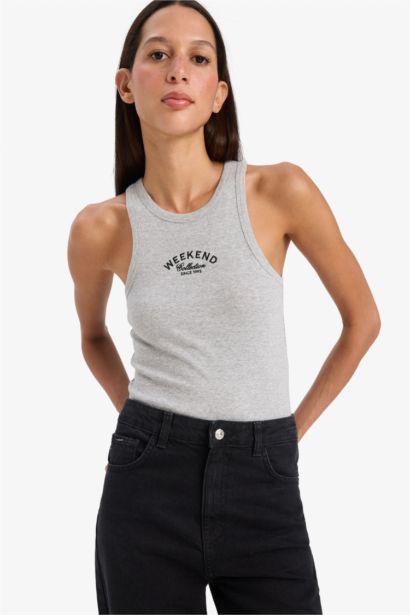 فانيلة مضلع سليم فيت بياقة هالتر بطبعة شعار