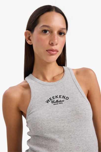 فانيلة مضلع سليم فيت بياقة هالتر بطبعة شعار