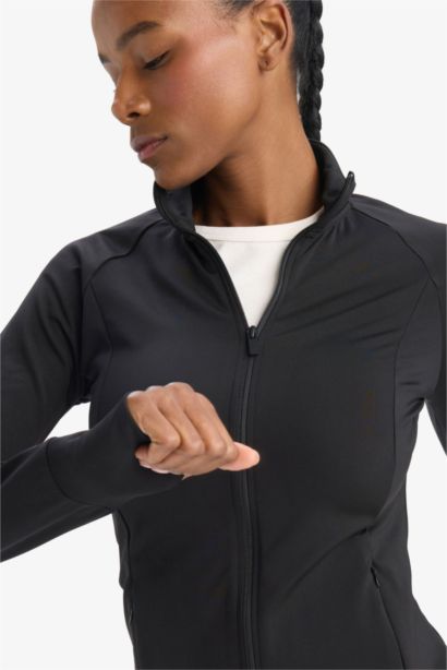 Свитшот с воротником-стойкой, с застежкой и спортивным кроем от DeFactoFit