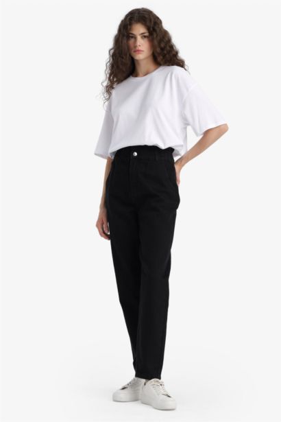 Джинсы с высокой талией и прямыми штанинами