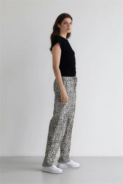 Carrot Fit Wide Leg Printed Trousers