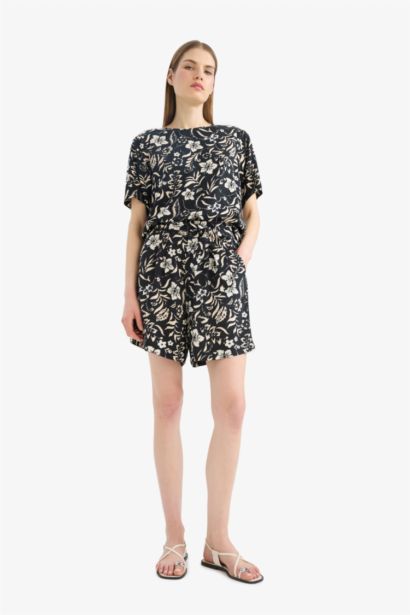 شورت قصير بخصر مطاطي