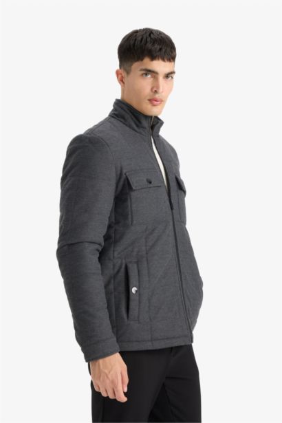 قمصلة نفخ شتوي سليم فيت بياقة عالية ببطانة وسحاب وجيوب