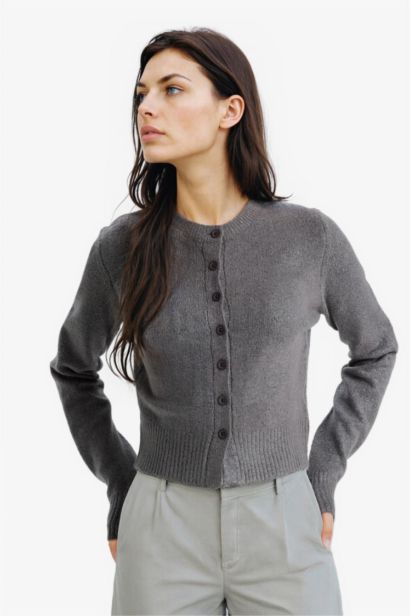 جاكيت تريكو سليم فيت بياخة مستديرة بأزرار