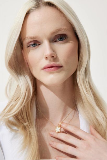 Woman White Floral Gold Necklace