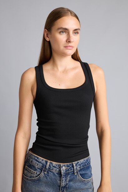 توب سادة مضلع سليم فيت بياقة مدورة