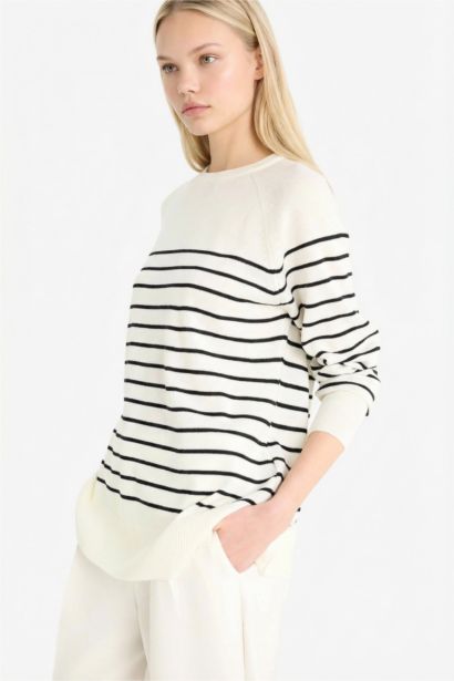 بلوفر تريكو مخطط وقصة عادية وياقة مستديرة