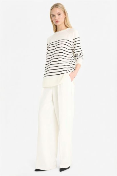 بلوفر تريكو مخطط وقصة عادية وياقة مستديرة