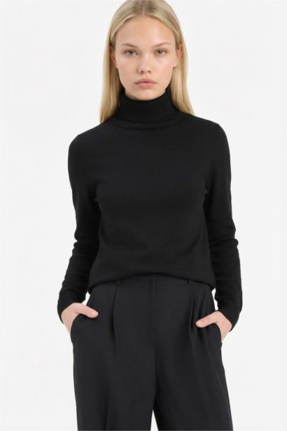 بلوفر قصة عادية بياقة عالية