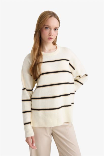 Трикотажный свитер с круглым вырезом, расслабленного кроя