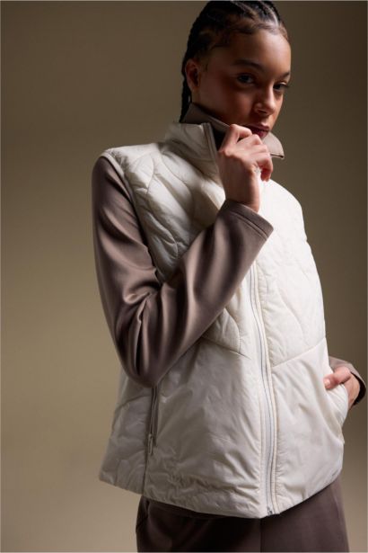 Waterproof Regular Fit Zip-Up Sports Vest