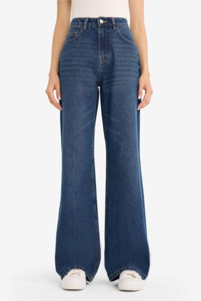 Прямые широкие джинсы с высокой талией и прямыми длинными штанинами