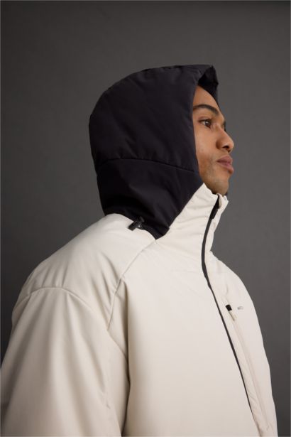 جاكيت قصة عادية بغطاء للرأس مقاوم للماء بسحاب من DeFactoFit