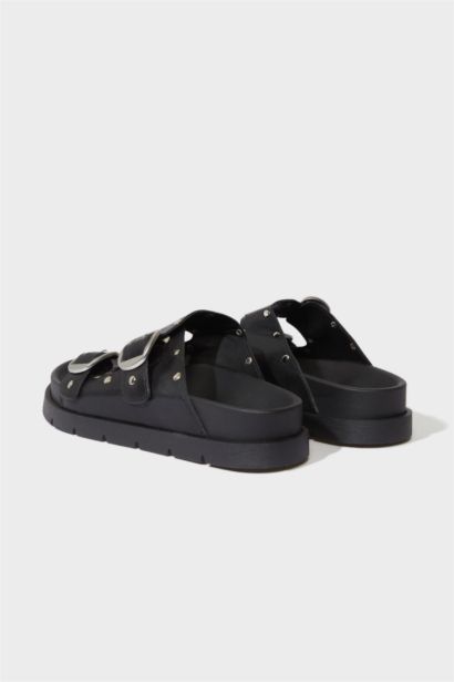 صندل نسائي من جلد صناعي بكعب مسطح بشريط مزدوج