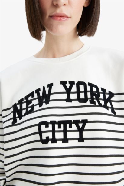 سويت شيرت ثقيل مطبوع قصة مريحة بياخة مستديرة