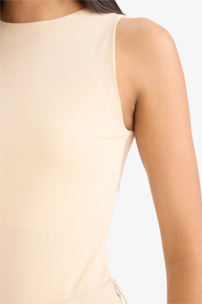 فانيلة سليم فيت بياقة هالتر