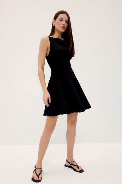 Kayık Yaka Basic Düz Kolsuz Mini Elbise