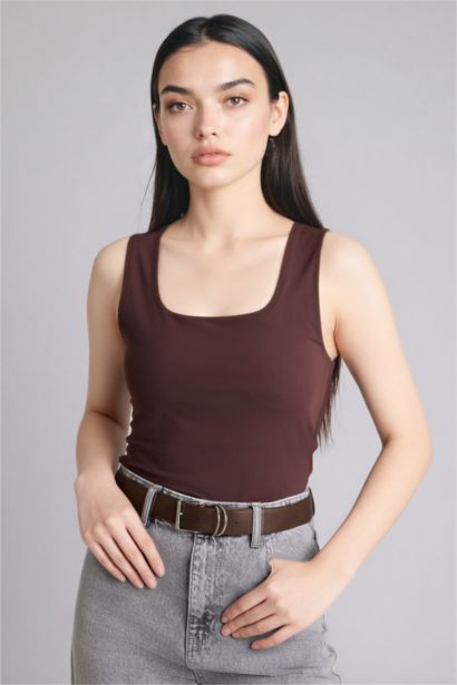 تانك توب بيزك سادة سليم فيت بياقة مربعة