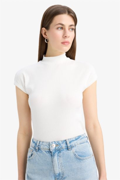 T-shirt slim en tissu côtelé à col montant et manches courtes