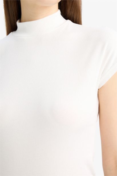 T-shirt slim en tissu côtelé à col montant et manches courtes