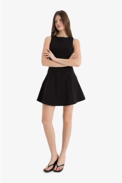 Мини-платье с круглым вырезом и короткими рукавами из бенгалина