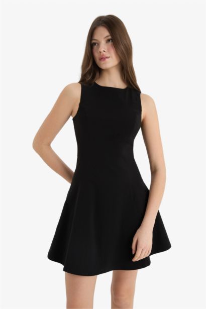 Мини-платье с круглым вырезом и короткими рукавами из бенгалина