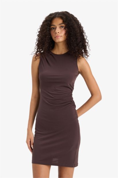 Облегающее платье-футляр без рукавов с круглым вырезом