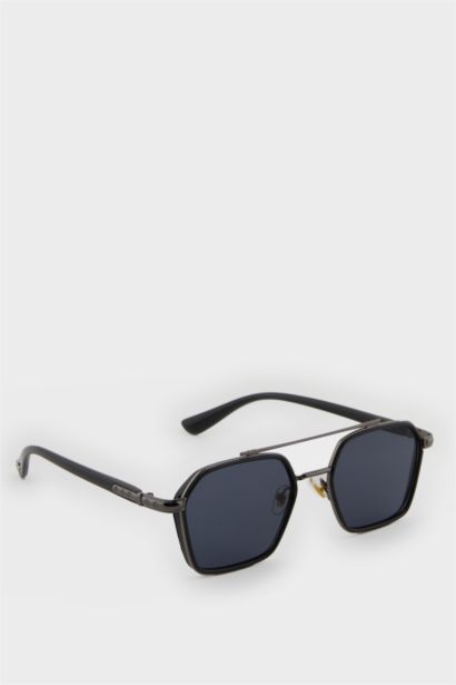 Woman Round Sunglasses