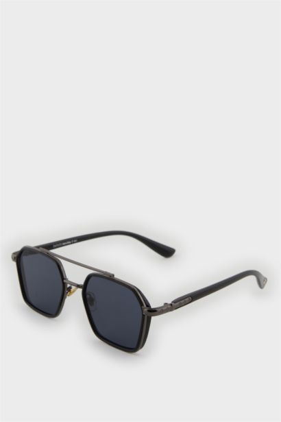 Woman Round Sunglasses