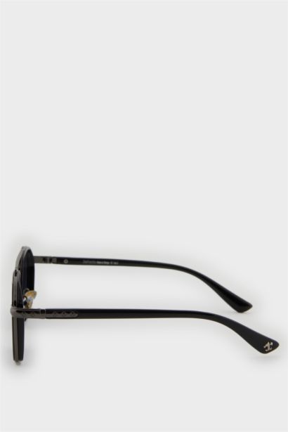 Woman Round Sunglasses