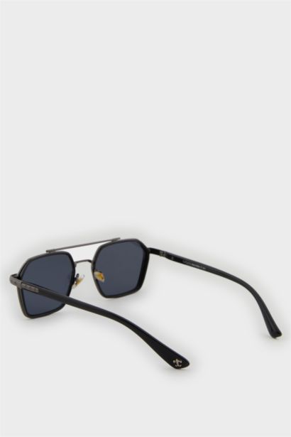 Woman Round Sunglasses