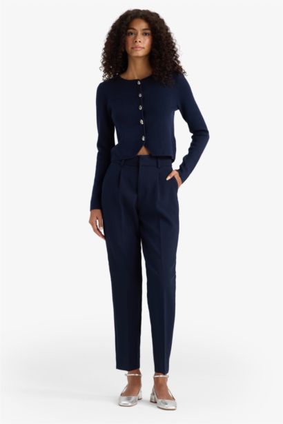 Приталенный кардиган с круглым вырезом