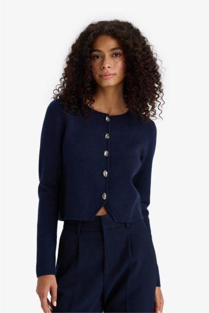 Приталенный кардиган с круглым вырезом