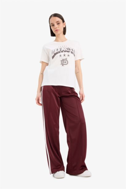 تيشيرت نص كم مطبوع بياقة مستديرة وقصة عادية