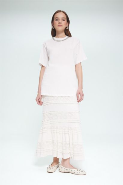 تنورة دانتيل بقصة A