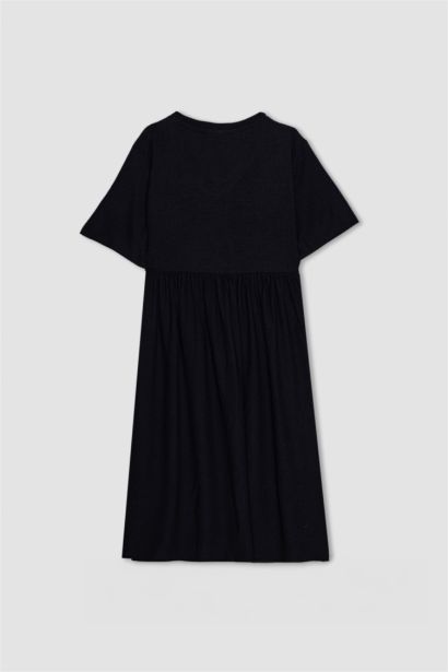 فستان نص كم بياقة V