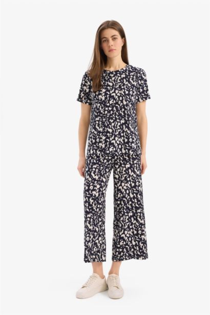 Regular Fit 2'li Takım Bürümcük Kumaş Desenli Kısa Kollu Üst Beli Lastikli Kapri Alt