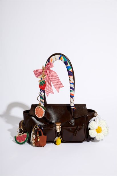 Женский Брелок с Шармом в Виде Клубники и Красной Лентой