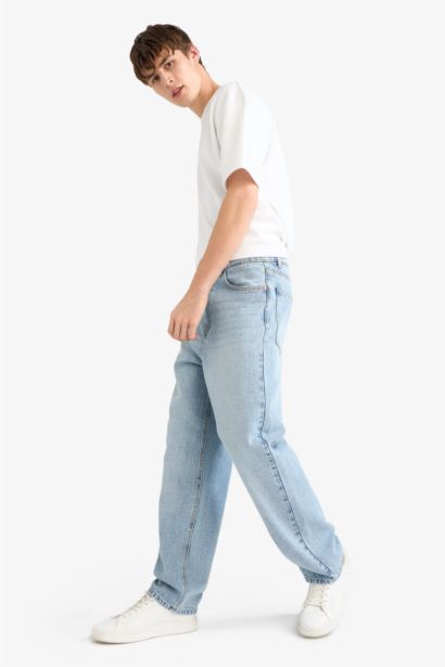 بنطلون جينز باجي فيت برجل عادية