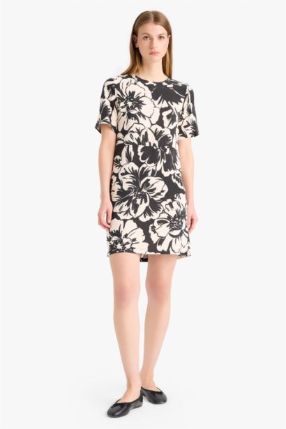 فستان قصير مطبوع بياخة مستديرة