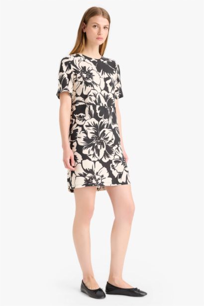 فستان قصير مطبوع بياخة مستديرة