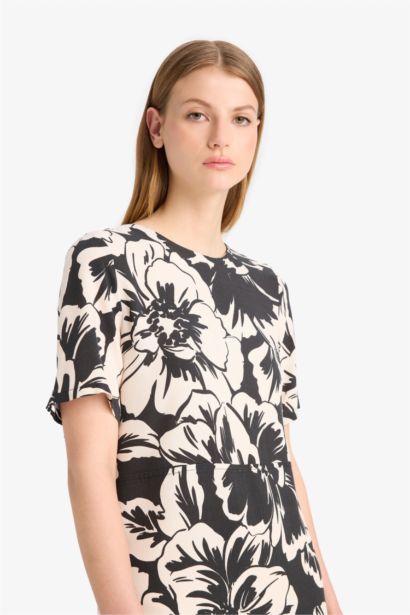 فستان قصير مطبوع بياخة مستديرة