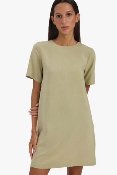 فستان قصير بيزك سادة نص كم بياقة مستديرة